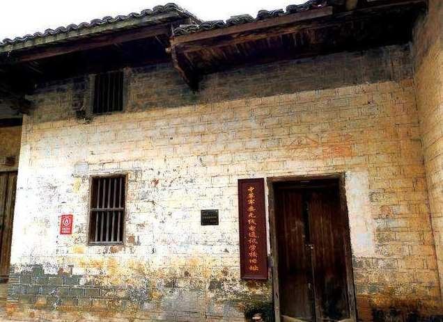 他姓張，浙江人，105歲；迄今為止，他是張姓最長(zhǎng)壽開(kāi)國(guó)將軍