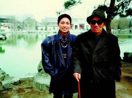 他姓張，浙江人，105歲；迄今為止，他是張姓最長(zhǎng)壽開(kāi)國(guó)將軍