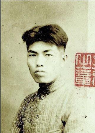 他姓張，浙江人，105歲；迄今為止，他是張姓最長(zhǎng)壽開(kāi)國(guó)將軍